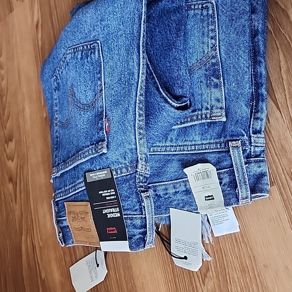 NWT! Levi's THE WEDGIE STRAIGHT  Indigo destructed vintage inspired denim - Picture 4 of 16